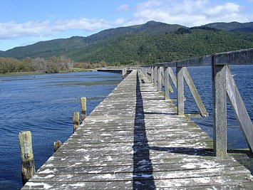 Tokaanu, New Zealand 2007: Small towns on a slow up-spin