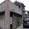 Doesn't look much but it is one of the few remaining homes of the Japanese colonial period in Seoul. Small and inward-looking. And crumbling to pieces.